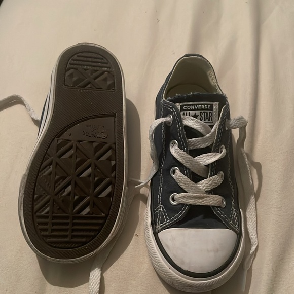Size 9 little kids only been worn once converse all stars - Picture 2 of 9